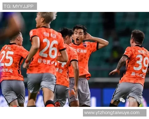 实时新闻南京足球队以71分领跑精英赛积分榜展现强大实力与团队合作精神